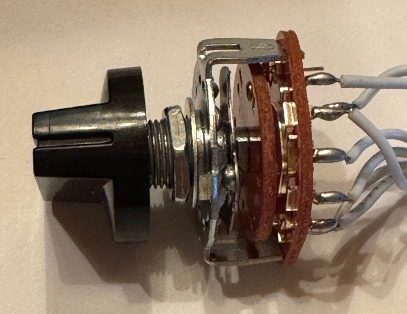 (1P6T) 1 Pole 6 Position Selectable Rotary Switch, with control knob included.
