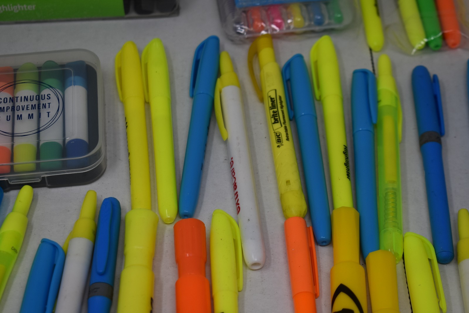 Wholesale Bulk Lot of 80 Various Brands Mixed Colors Highlighters Hi-Liters