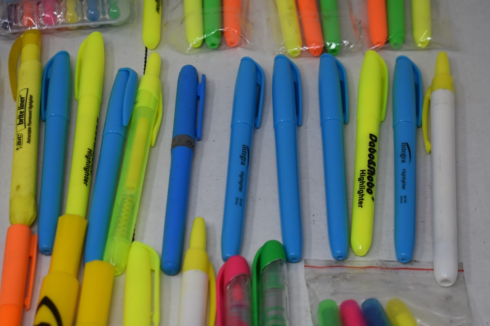 Wholesale Bulk Lot of 80 Various Brands Mixed Colors Highlighters Hi-Liters