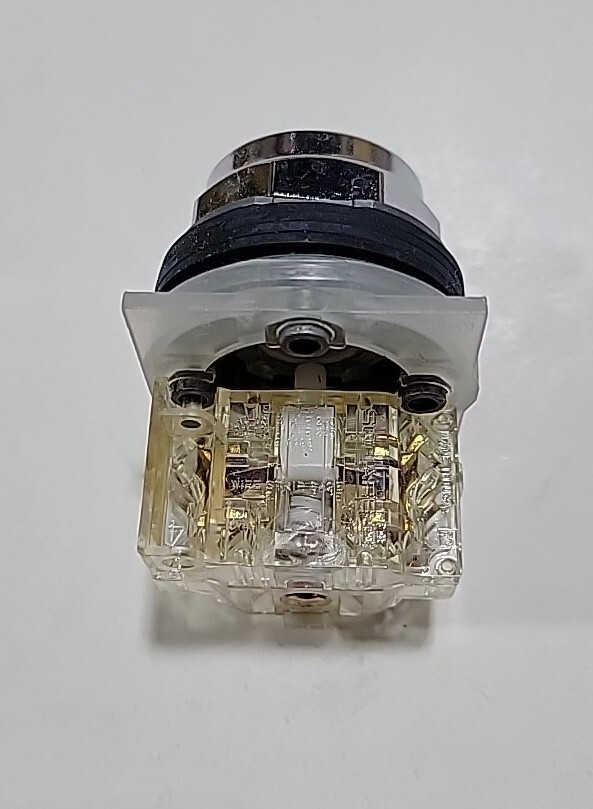 Square-D 9001-KR1UH13, Universal Pushbutton, Momentary, 1NO+1NC, 30mm