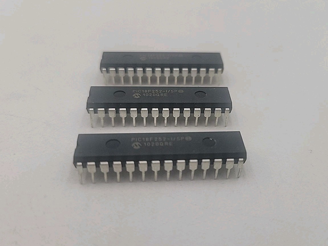 Lot Of 3 Microchip 8 bit PIC, PIC18F252 Microcontroller 40 MHz 32kB 28-Pin SPDIP