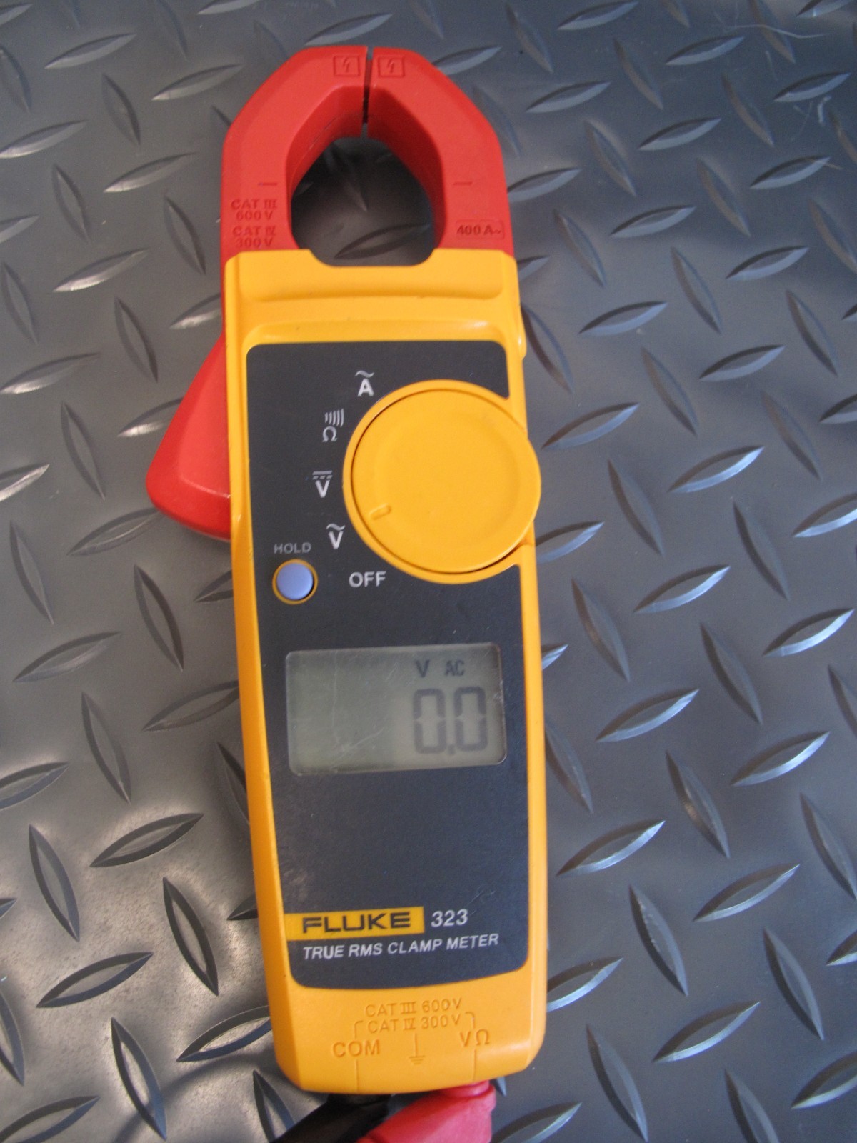 Fluke 323 true rms digital clamp meter 600v ac / dc voltage working
