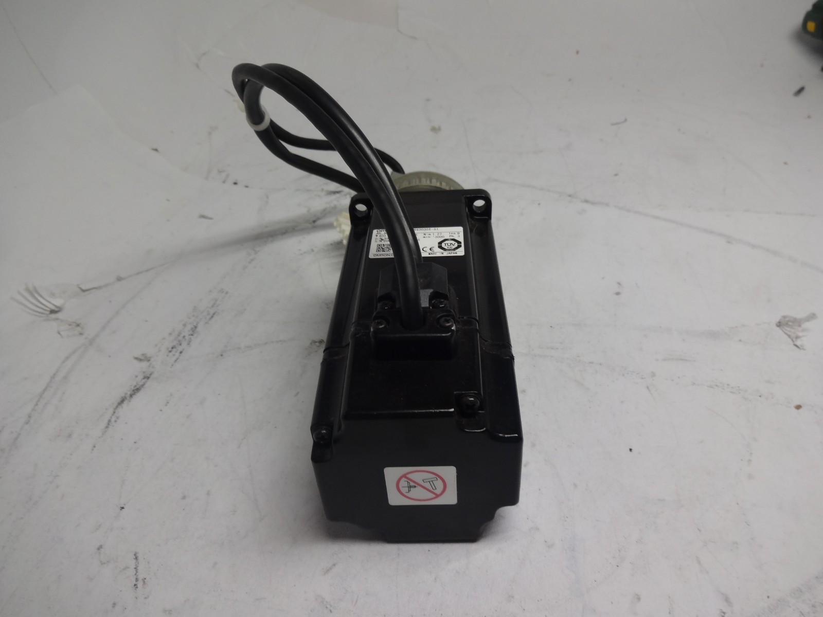 OMRON R88M-W40030T-S1 AC Servo Motor 400W 200V 2.8A