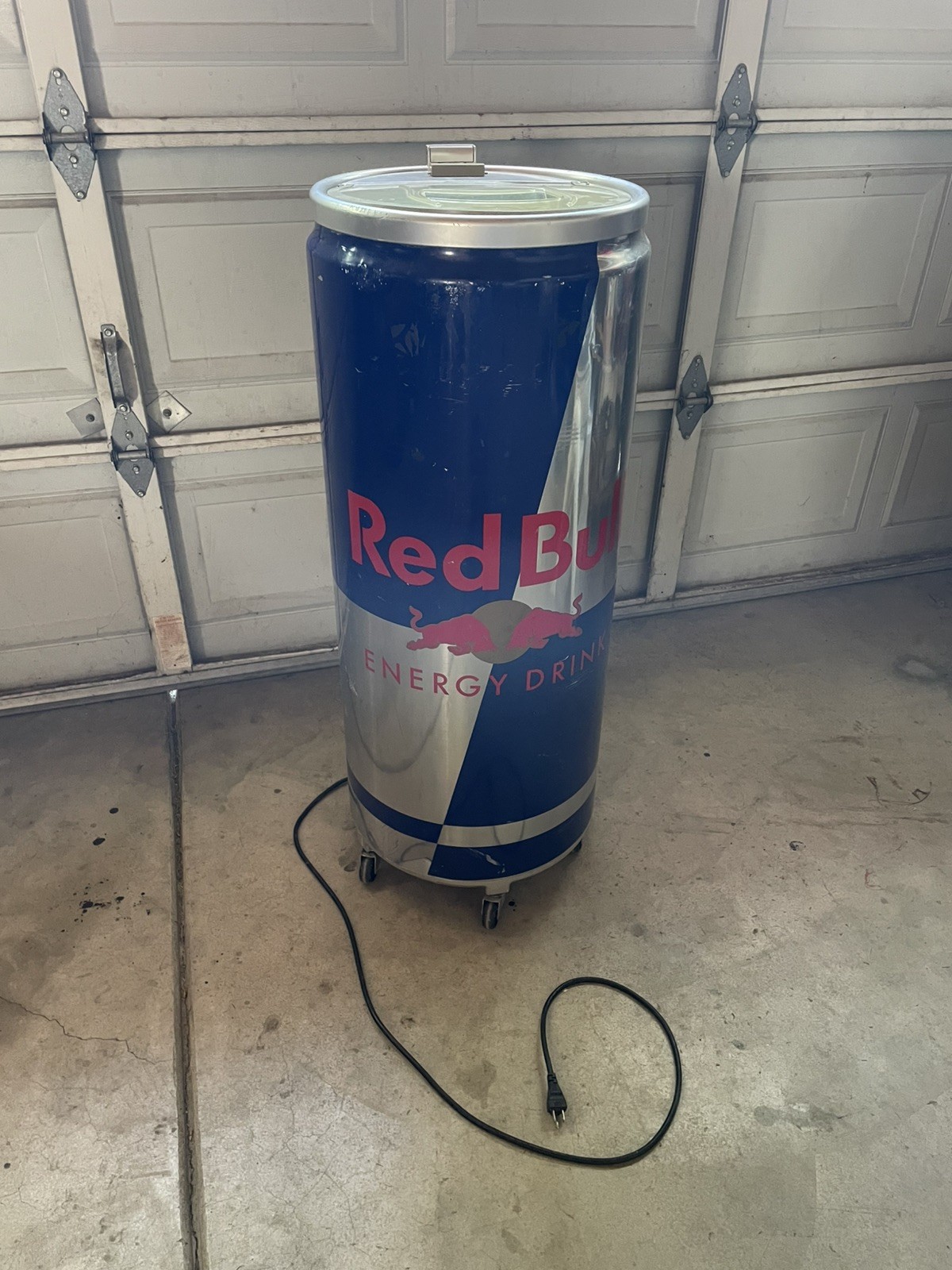 Red Bull Energy Drink Can Display Fridge Cooler Wheeled Ice Chest Vestfrost 42″