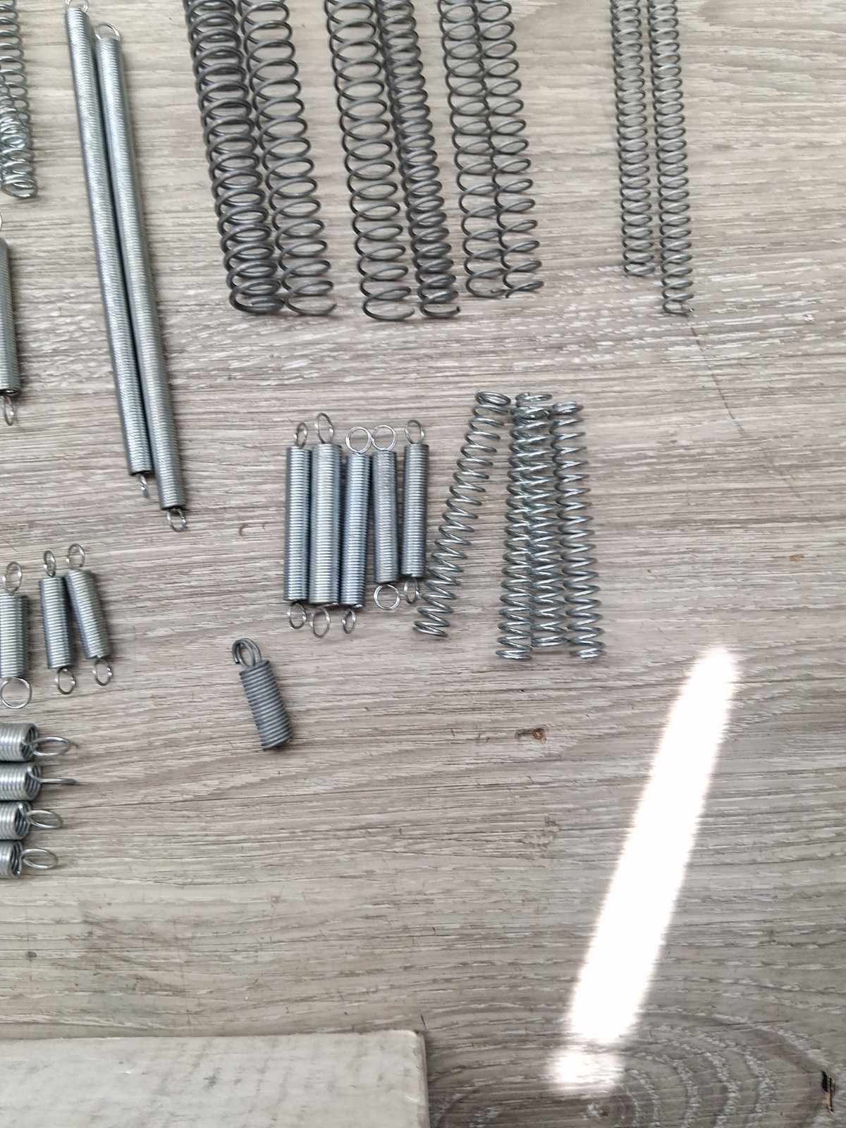 Assorted Springs 80 Pieces As Shown Various Sizes And Thickness ( Read Descripti