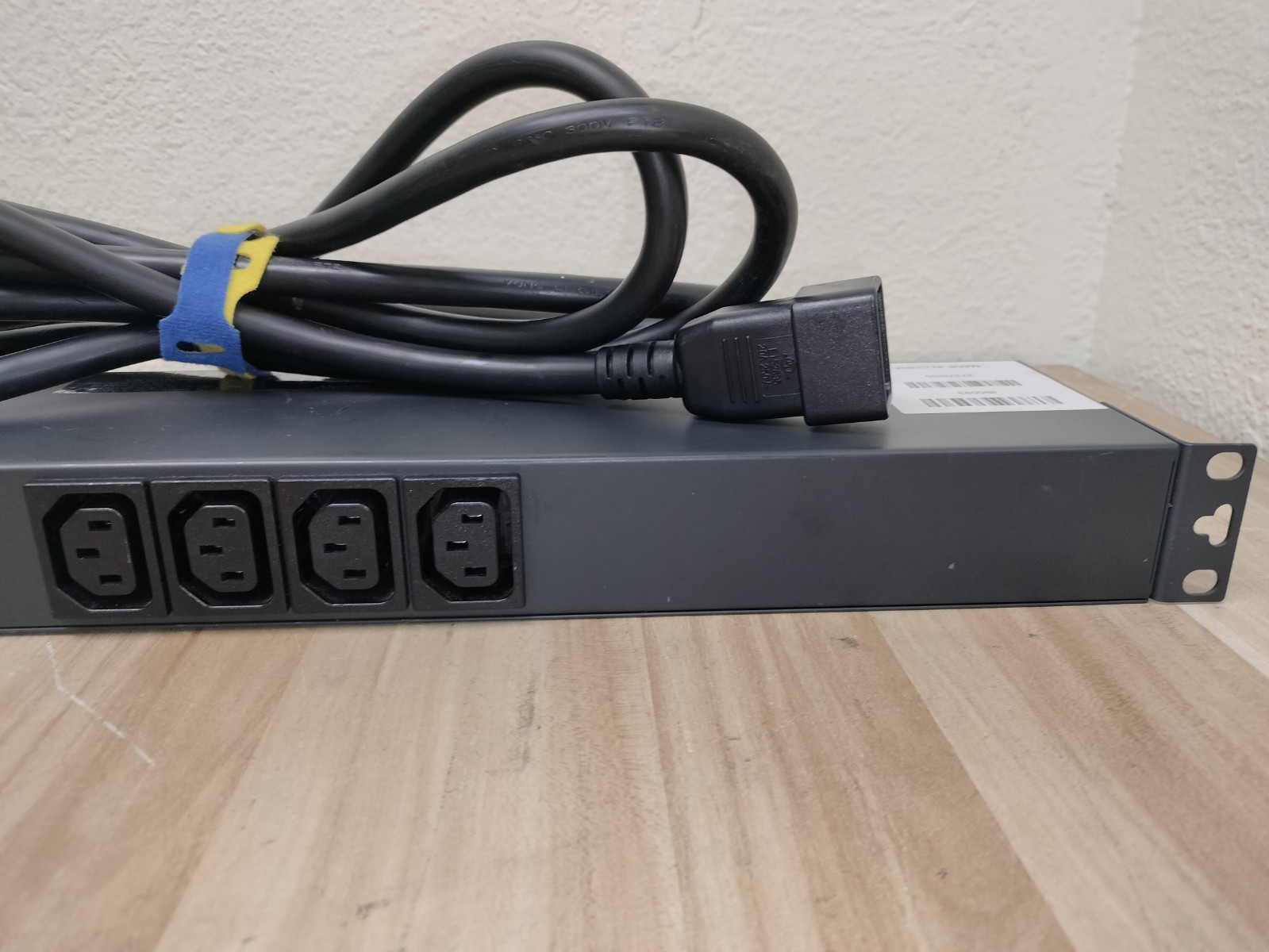 Tripp-Lite PDUNV PDU 16A 120-240V Series AGIB24016RMPDU