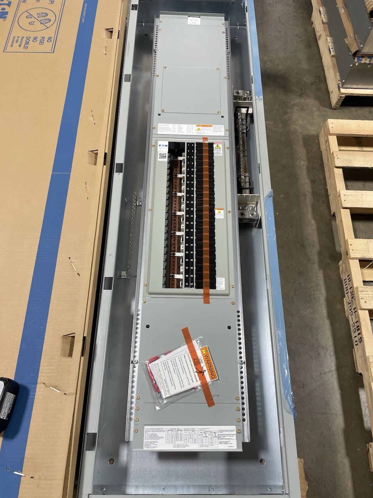1-600 AMP 240V MAIN LUG PANELBOARD 42 SPACE 3 PHASE 4 WIRE COMPLETE PANEL