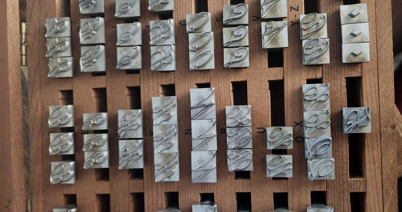 48 PT Kingsley Machine Co Letter Type Set for Hot Foil LOOK READ WOOD BOX SCRIPT