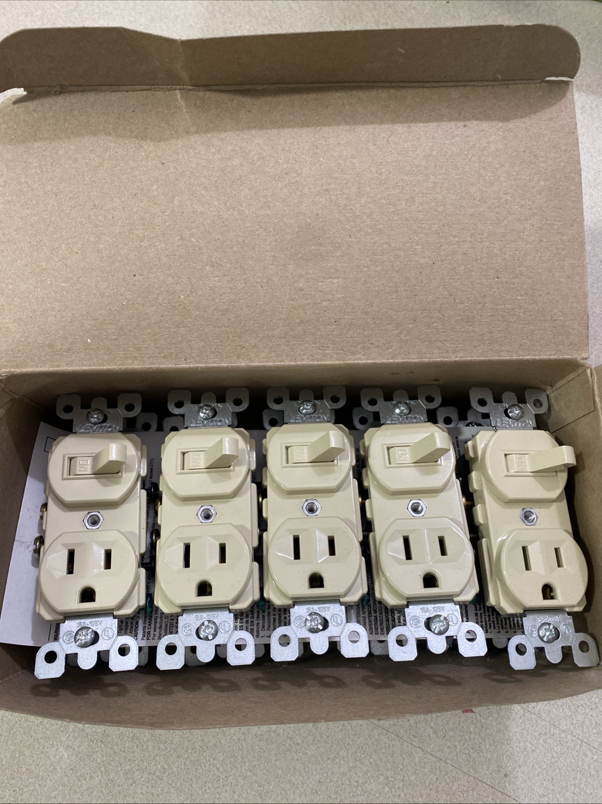 10-Leviton 5225-I Combo Switch & Receptacle 15A 125V AC/CA Ivory