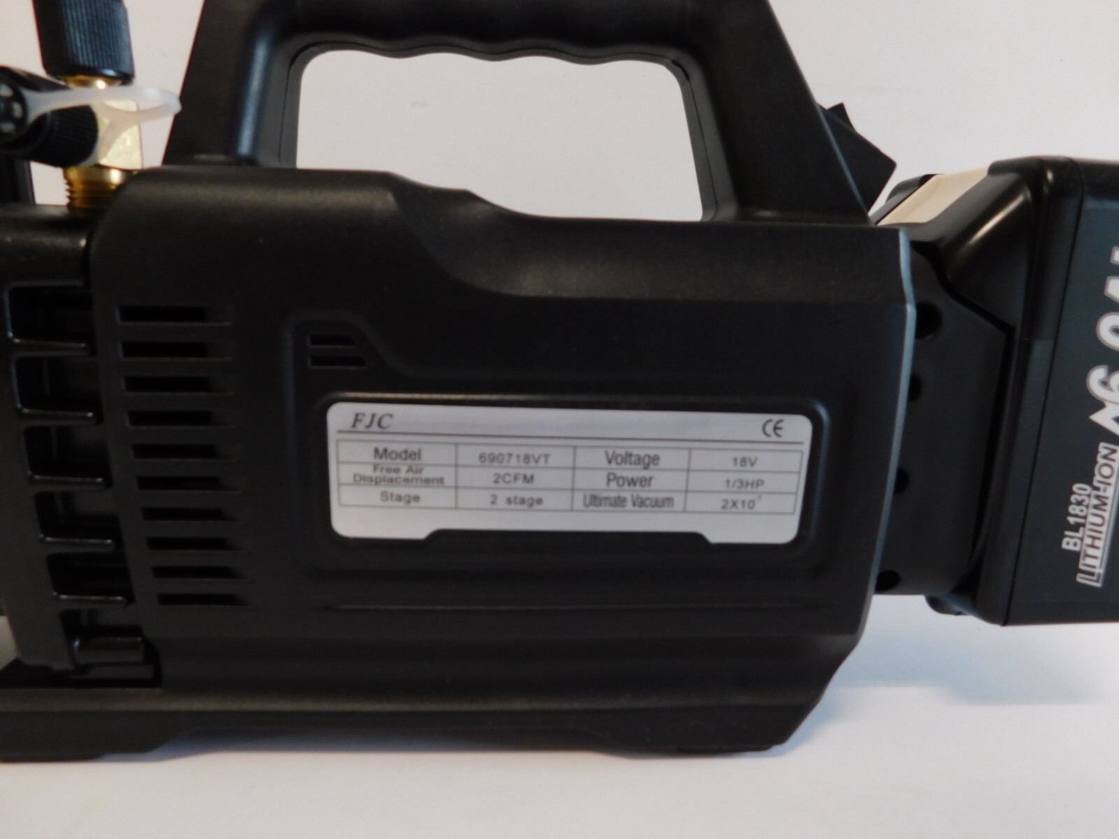 FJC 690718VT 2-Stage CORDLESS 2.0 CFM Vacuum Pump With 6.0 Amp Battery & Charger