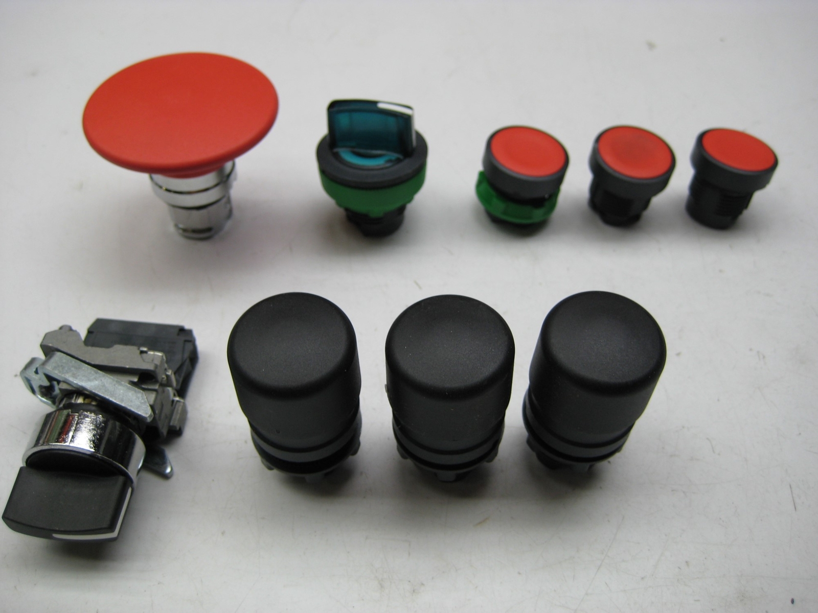 MIXED LOT OF PUSHBUTTONS / SELECTOR SWITCH LOT OF 9 NSNP