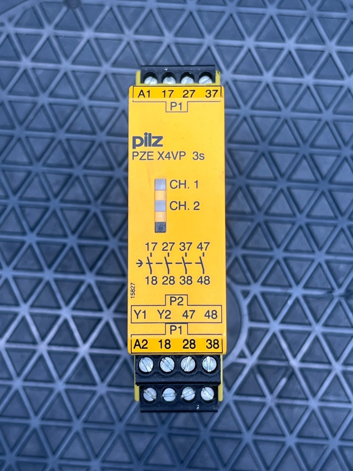 PILZ PZE X4VP Safety Relay USED
