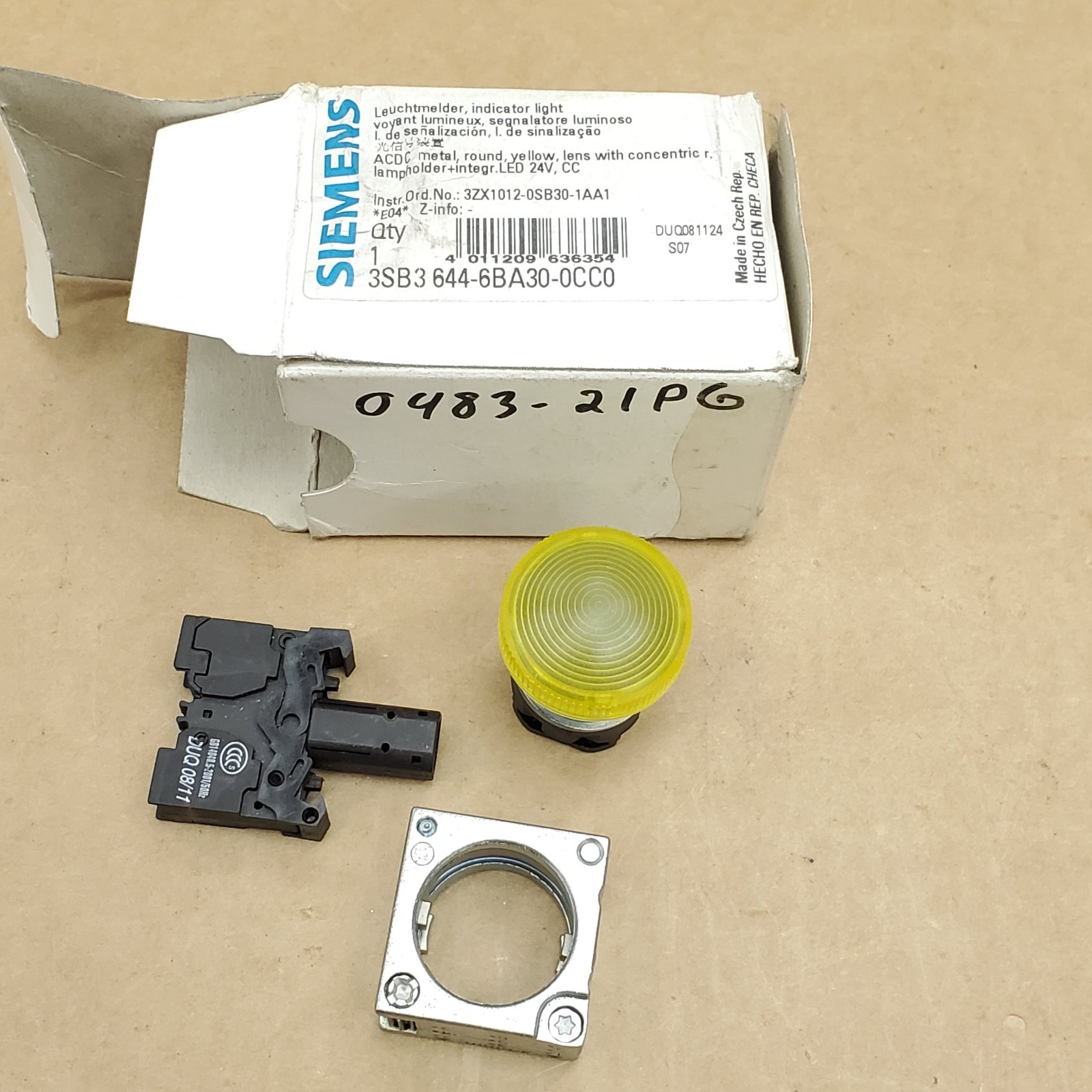 Siemens 3SB3644-6BA30-0CC0 Yellow Lens with LED Lamp 24V AC or DC – NEW in Box