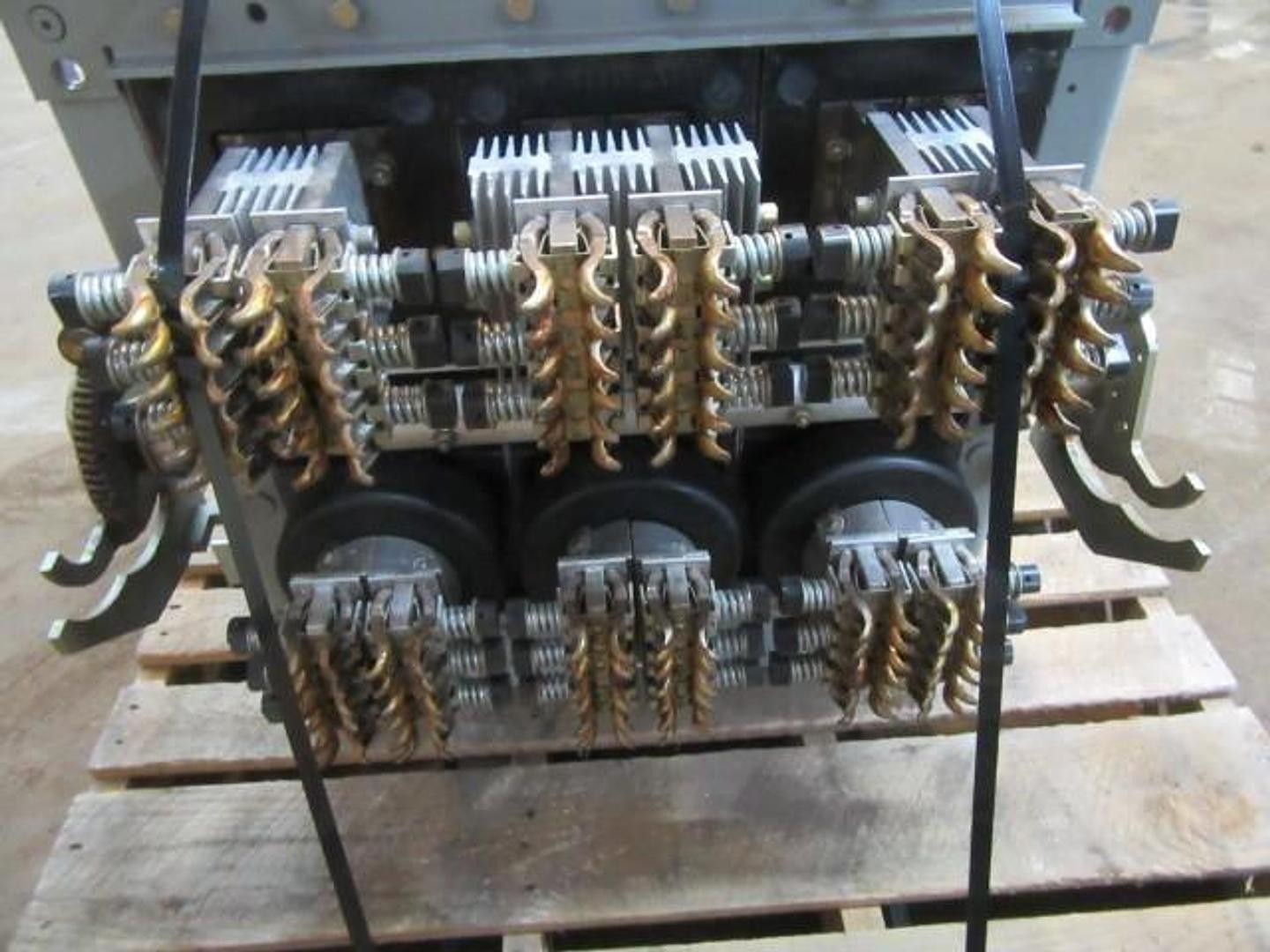 GE AKR 4000 AMP BREAKER AKR-8D-100 MICRO VERSA TRIP A440LSGMR 4000A GROUND LSG