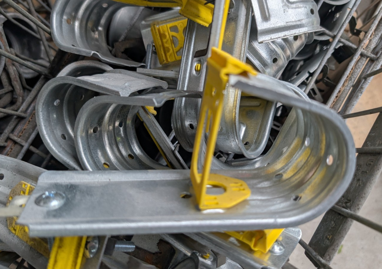 Lot of 25 nVent CADDY CAT32HP4Z34 2″ J-Hook w/ 4Z34 Multi-Function Clip – NOB