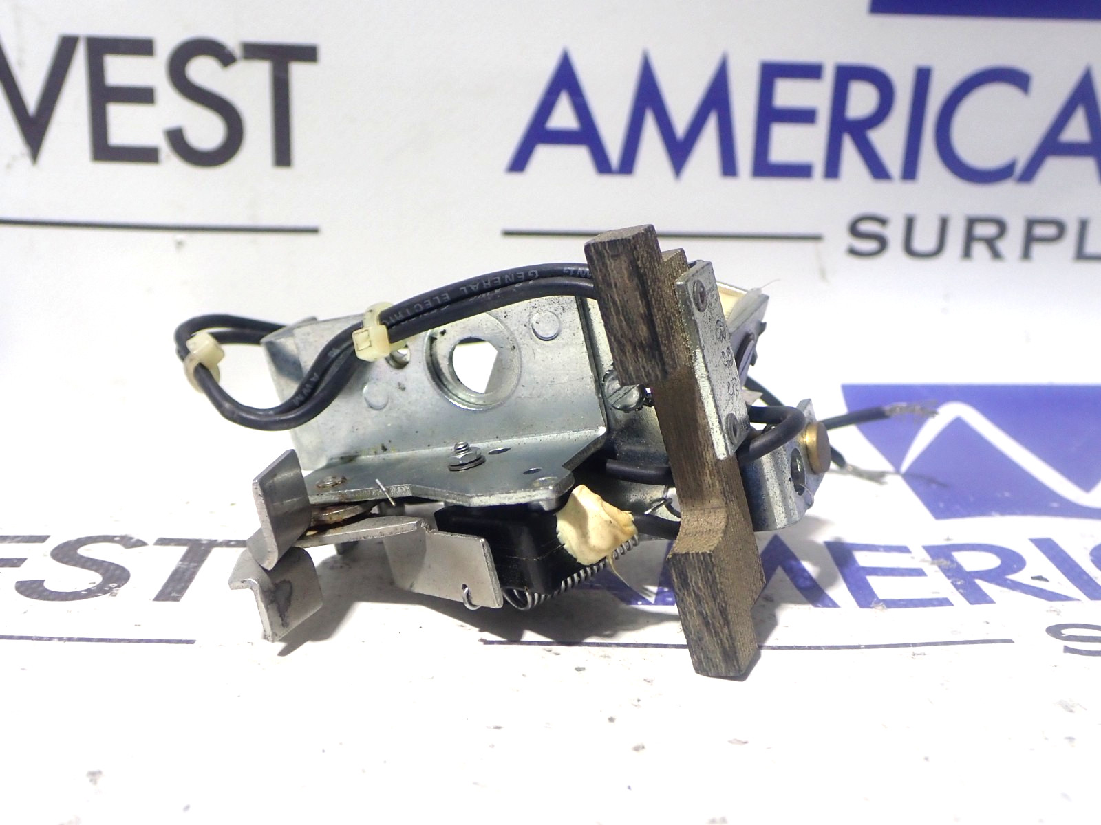 GE TKMASTA12 120/240 Volt AC 125VDC Shunt Trip Accessory For TKM Breakers