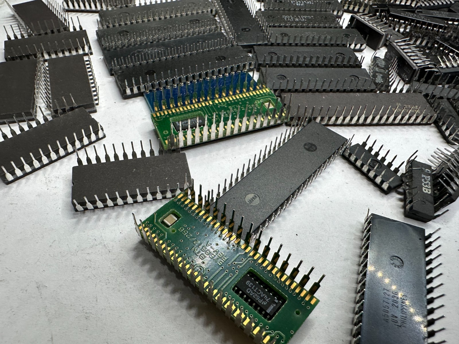 VINTAGE BIOS, FIRMWARE, EPROM ETC. IC Lot Of 190Pcs, AS-IS UNTESTED, Gold Scrap