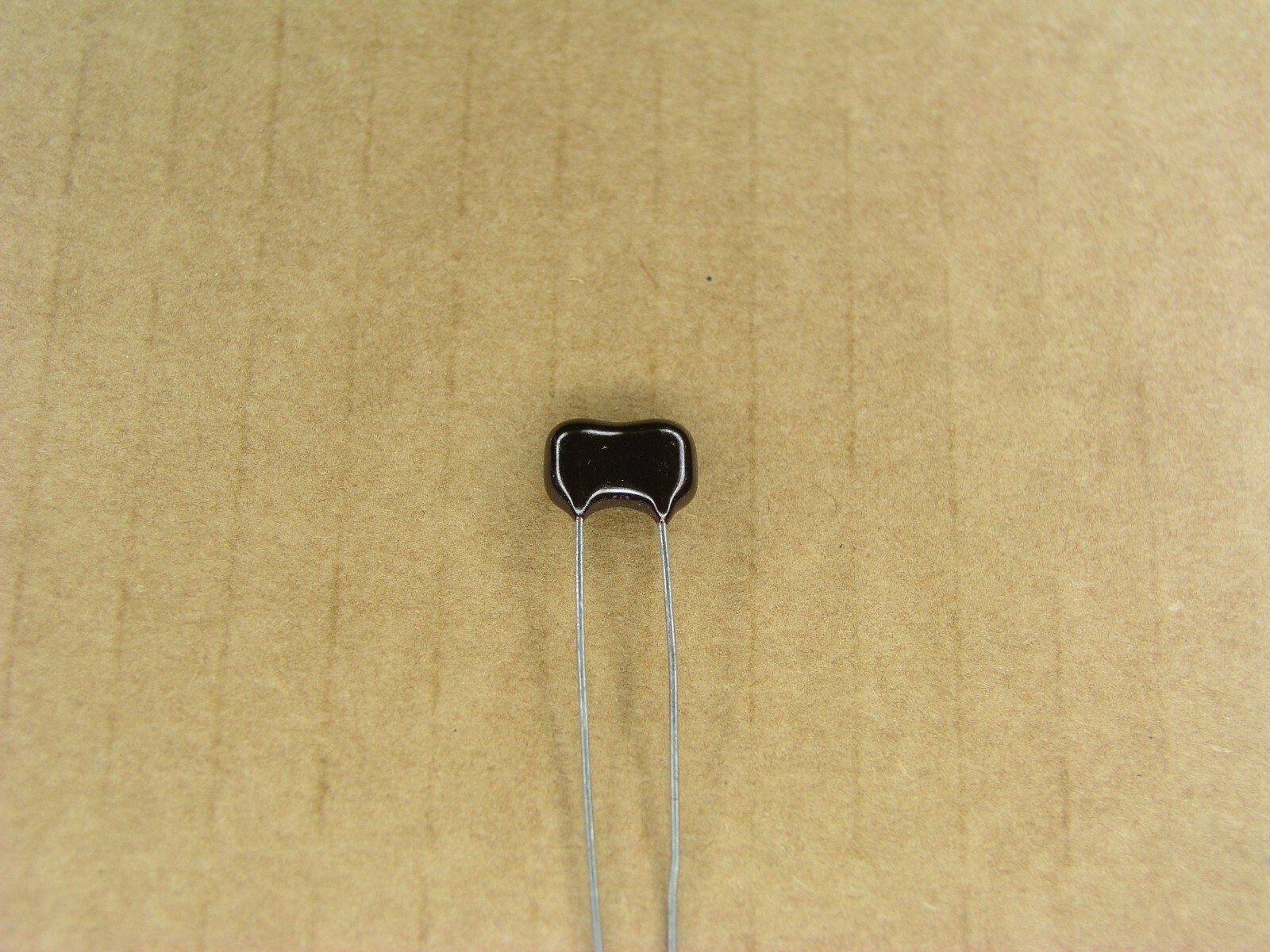 S01029-137 (4 Pc Lot) 562 pf 300 volt 300V +- 5 % silver mica capacitor