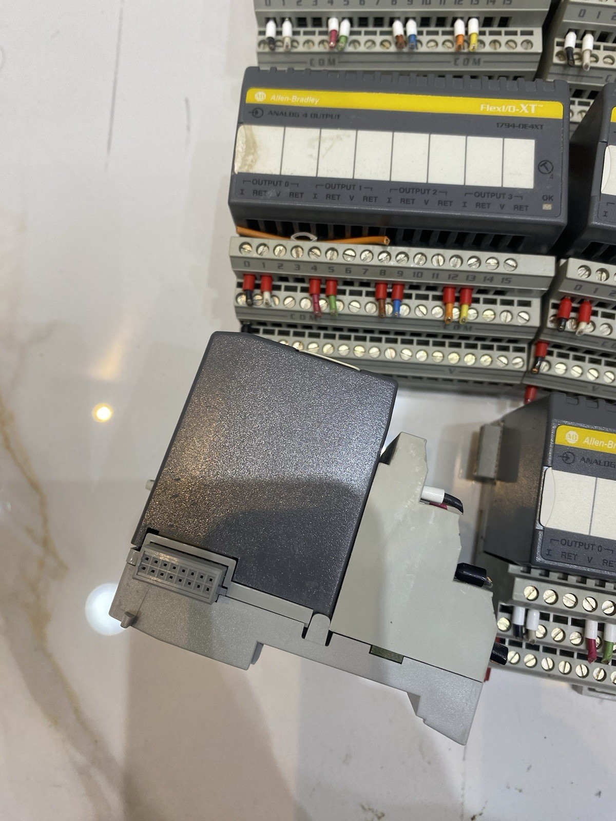 Allen-Bradley FlexI/O-XT Analog 4 Output 1794-OE4XT Ser.B + 1794-TB3