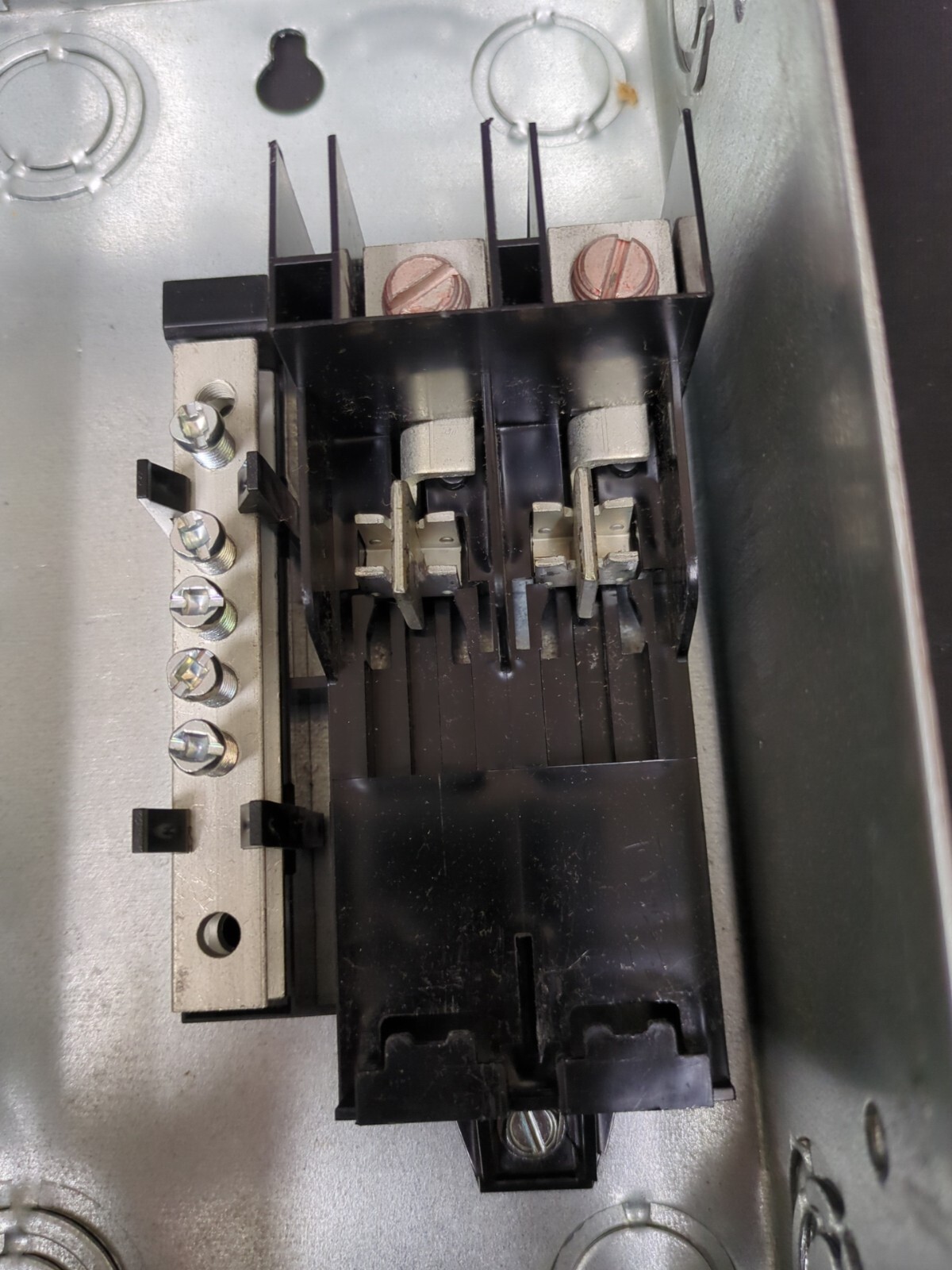 GE Main Lug 40 AMPS 2 Spaces 4 Circuits Surface Mount Indoor Enclosure