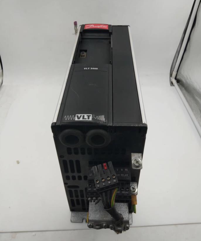 1pc used Danfoss inverter VLT5000 series is LISTED as 76X1