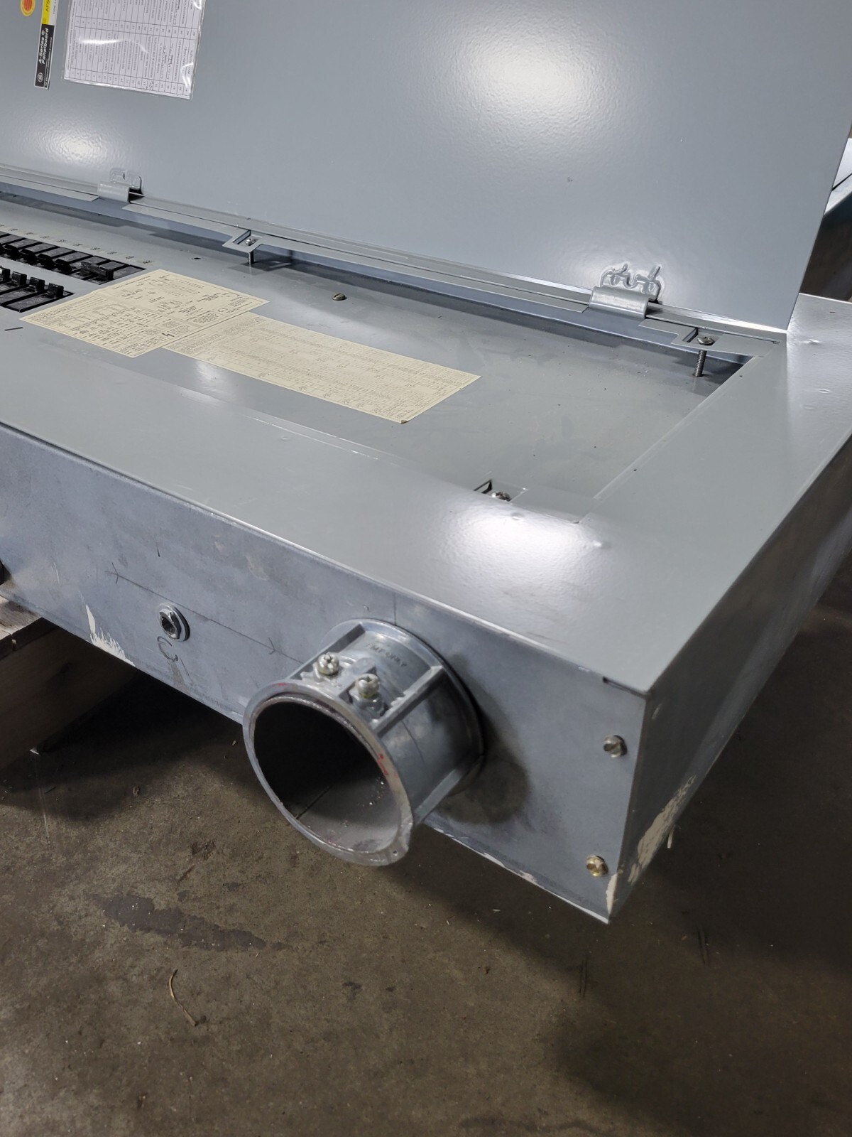 General Electric A-Series Lighting Panelboard 400A 120/208V 3P 3PH 4W 42 Circuit