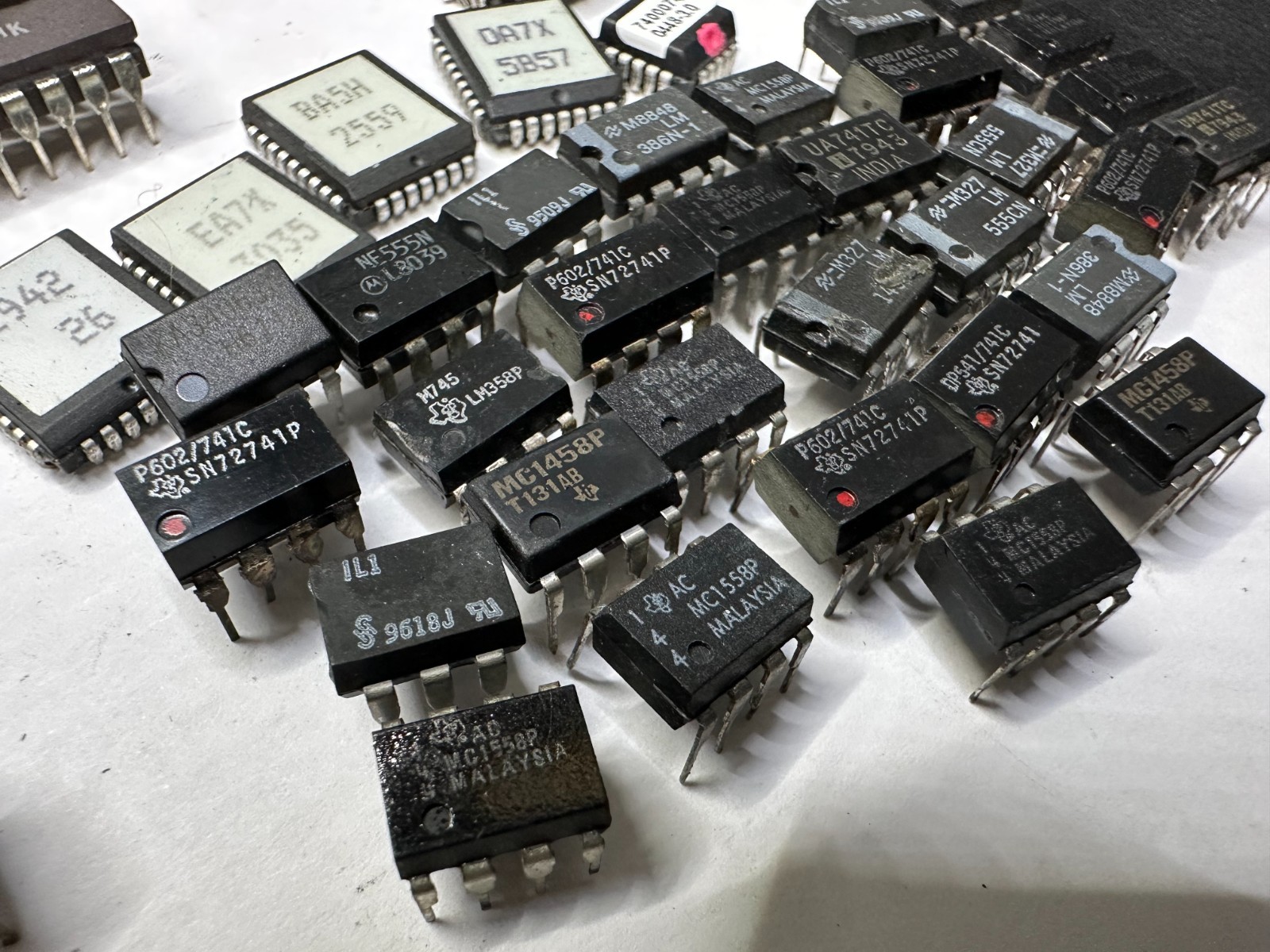 VINTAGE BIOS, FIRMWARE, EPROM ETC. IC Lot Of 190Pcs, AS-IS UNTESTED, Gold Scrap