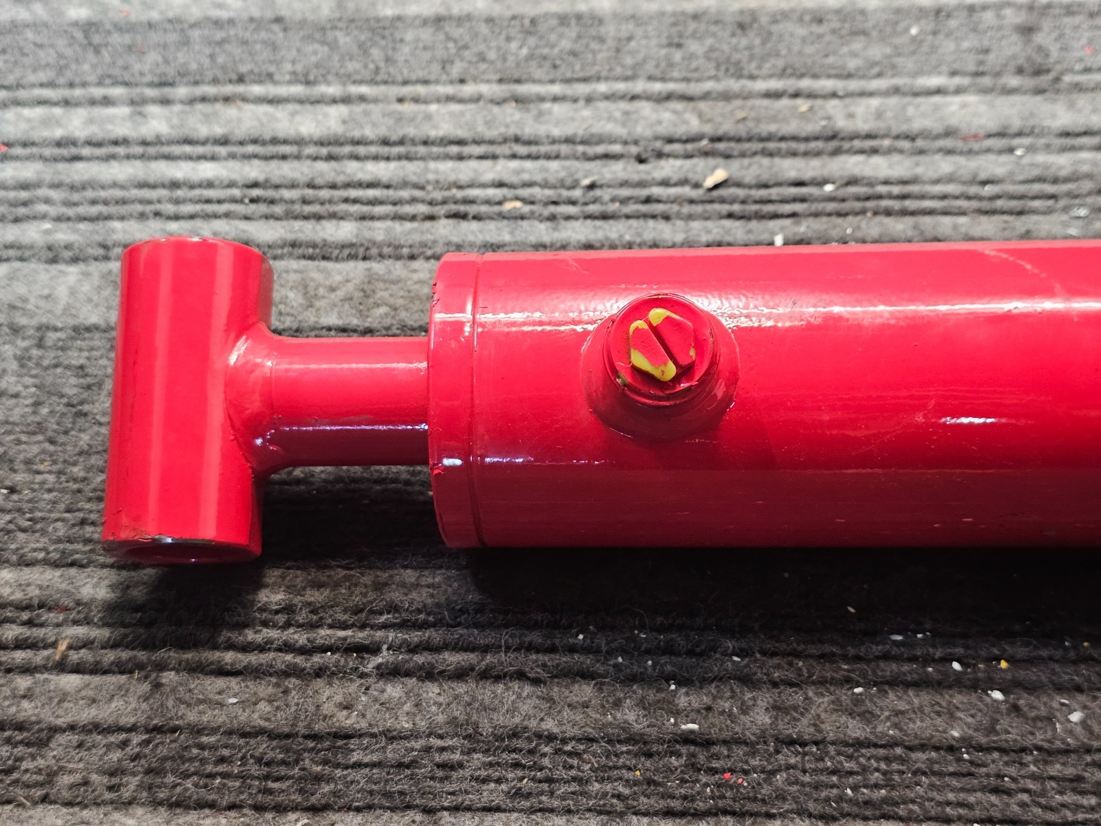 Hydraulic Welded DBL-ActingCylinder 2.89″ OD x 22″ Retracted Length x 1.26″ Rod