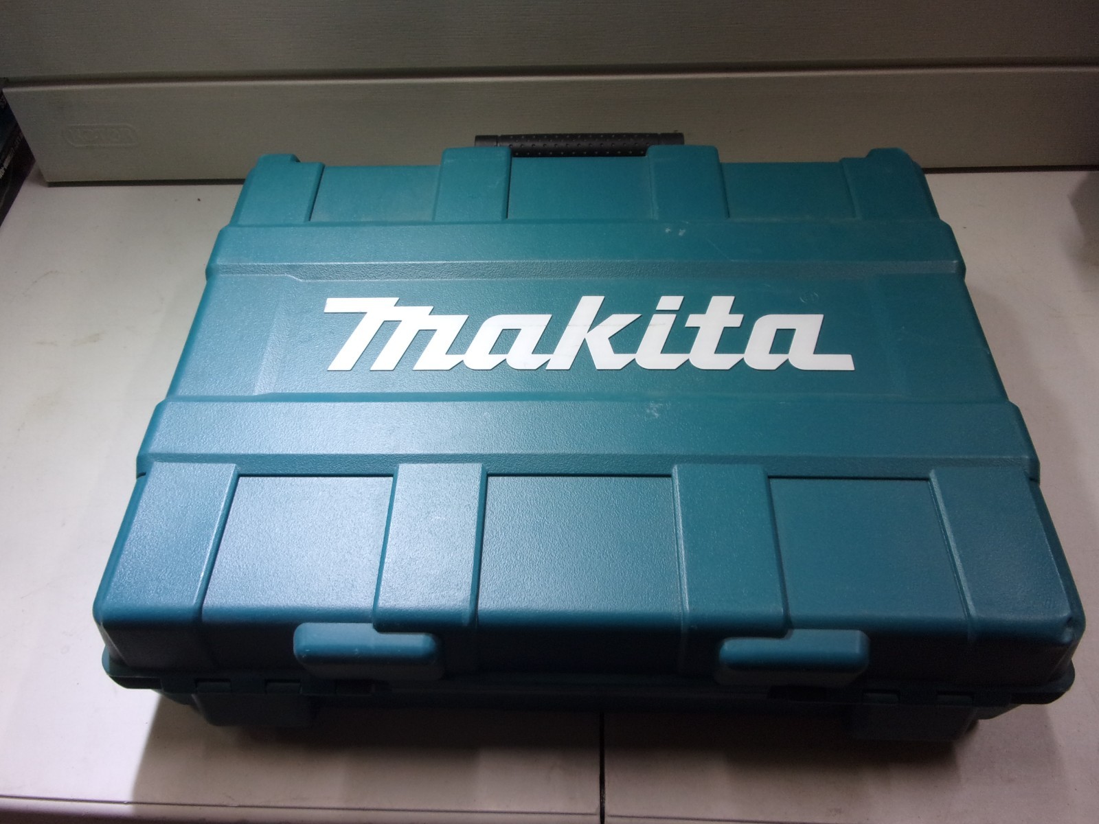 MAKITA 18V COMBINATION HAMMER DRILL W/ 2-5AH BATTERIES/CASE/CHRGR # XRH01T ..