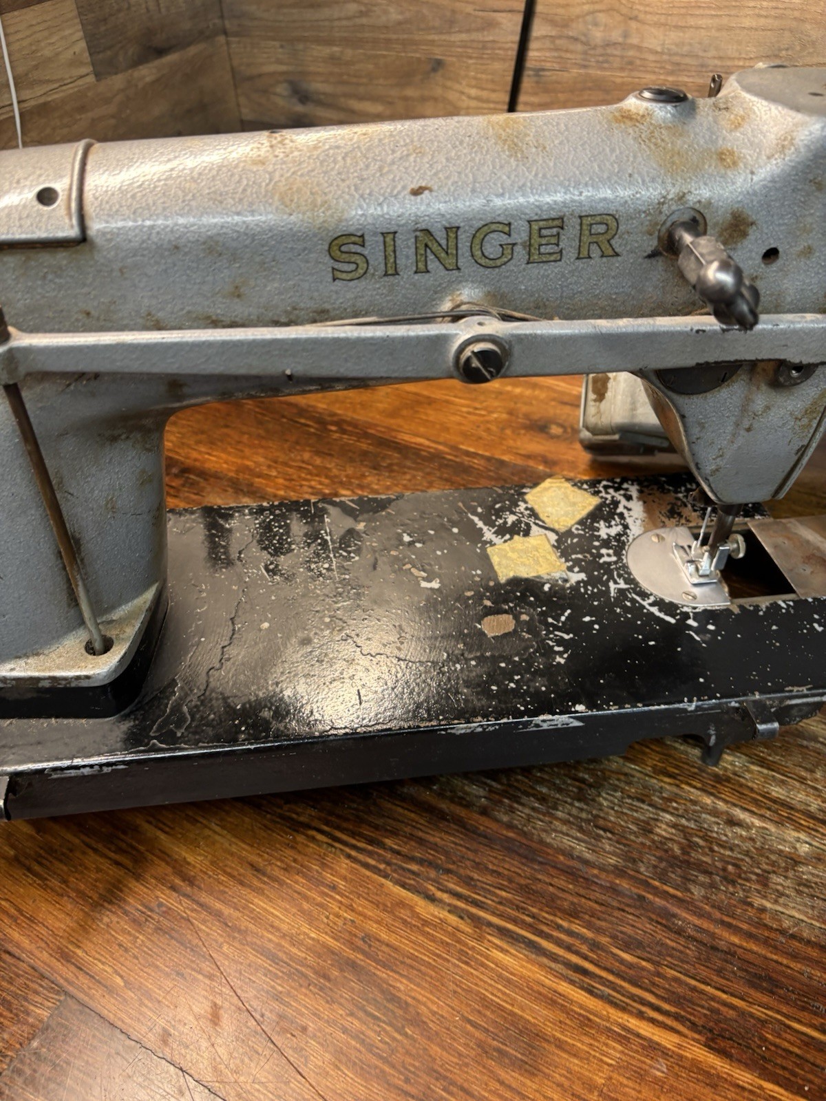 Singer 251-12 Upholstery Machine with oil pan, attachments & extras, WORKS BUT..