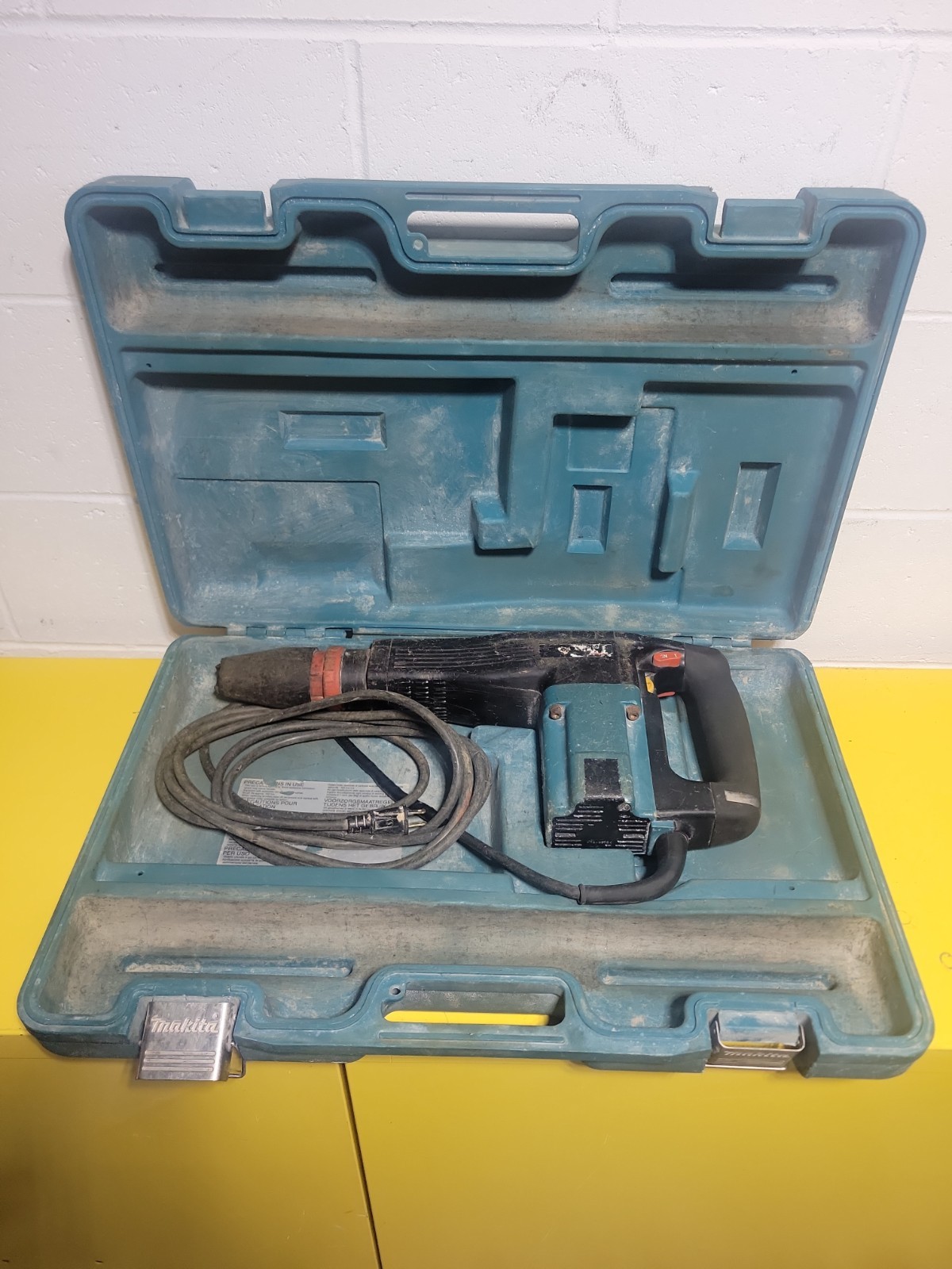 Makita HM1100C Corded Electric Demolition Jack Hammer Breaker Chip Gun W/ Case