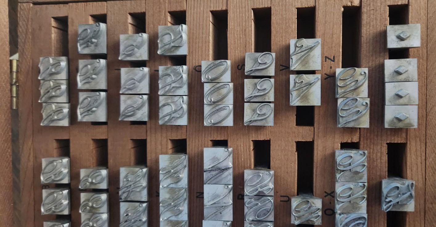 48 PT Kingsley Machine Co Letter Type Set for Hot Foil LOOK READ WOOD BOX SCRIPT