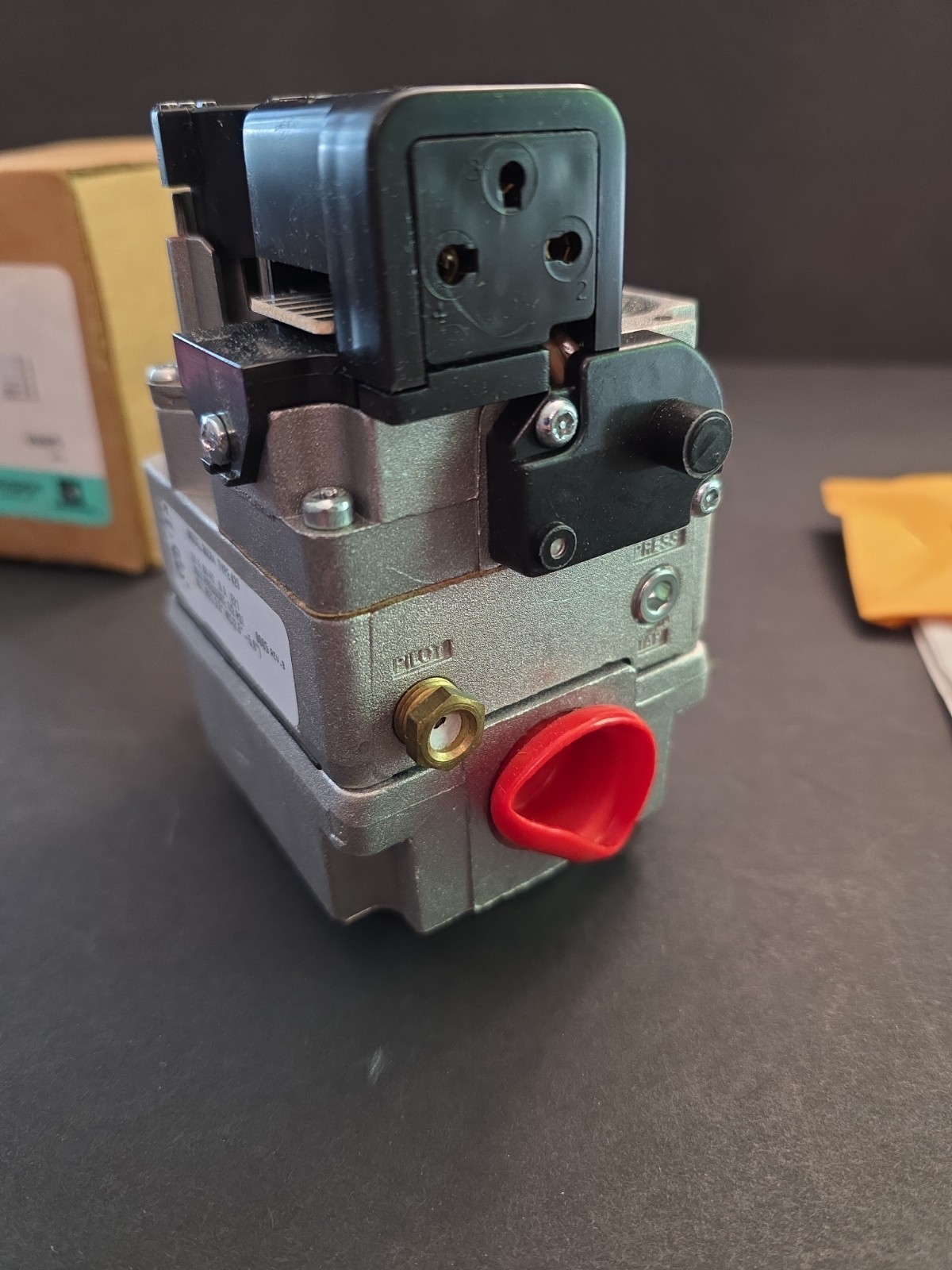 White Rodgers Emerson 36C84 Type 426 Gas Manifold Valve 36C84-426 24v 60hz 0.6a