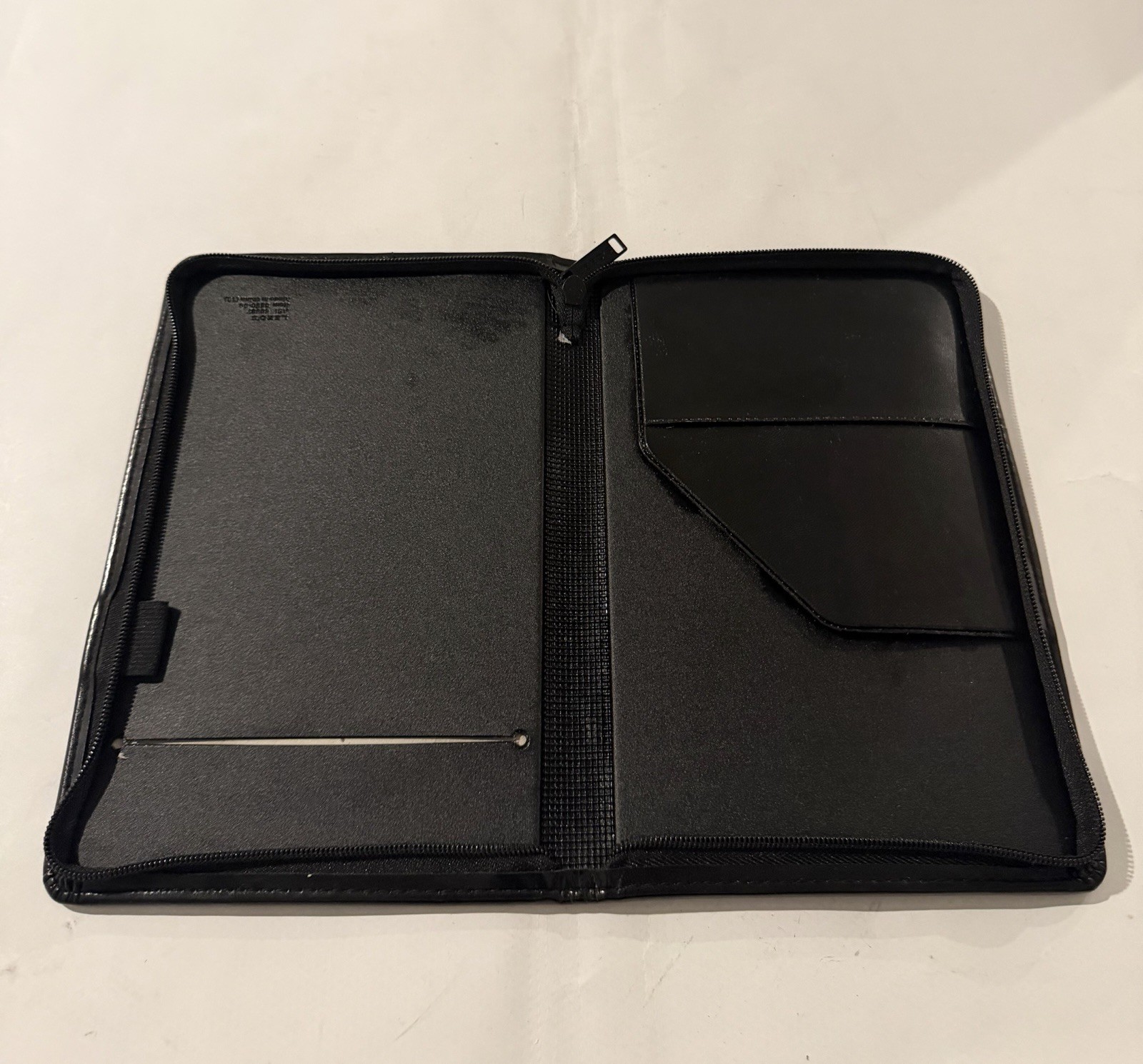 Leed’s AG1 6337 Pocket Daily Planner, Faux Leather Zip Case 2021