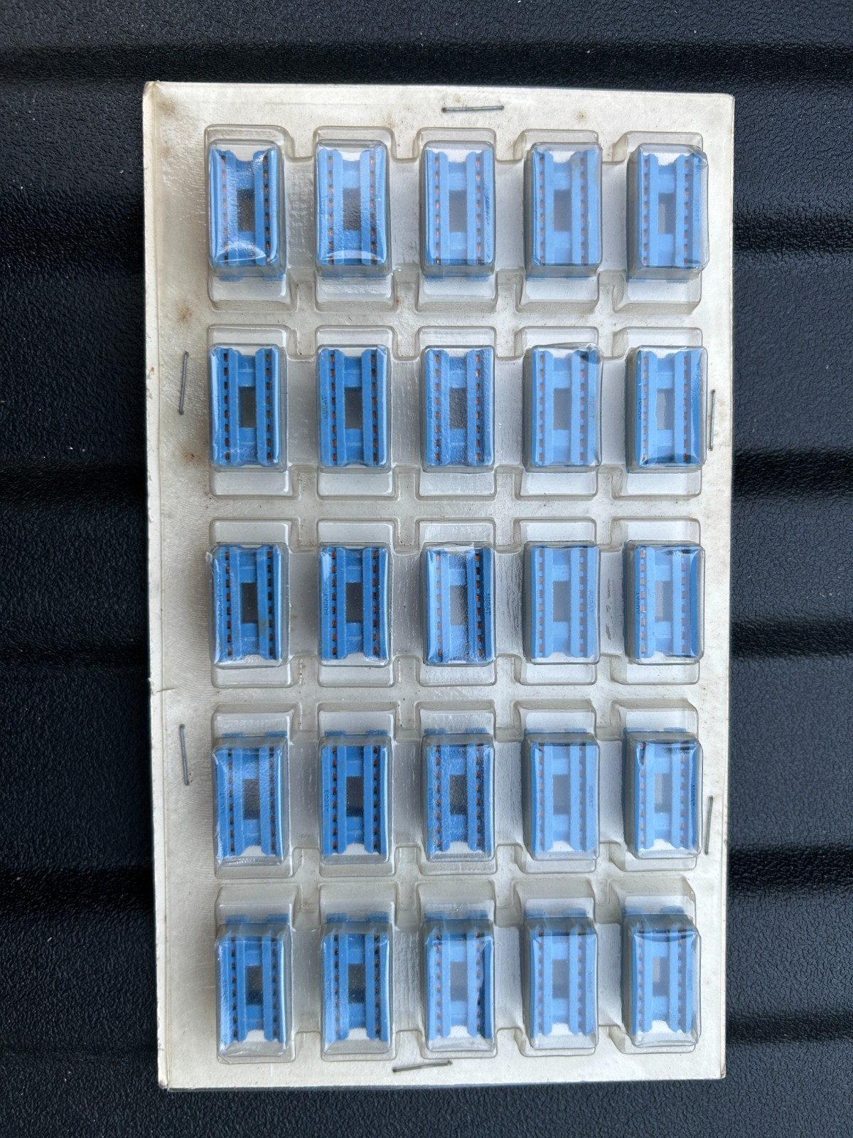 25 pcs full Augat (SOK) AUG14IC Gold 16-pin DIP Socket/SS Center Bracket