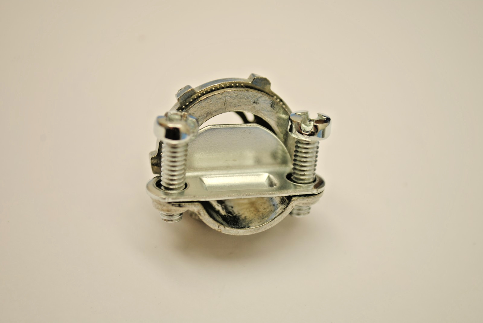 Box of 100 2BXN-38, 2-Screw Clamp Type Combination Connectors 3/8″ BX-Flex &NM