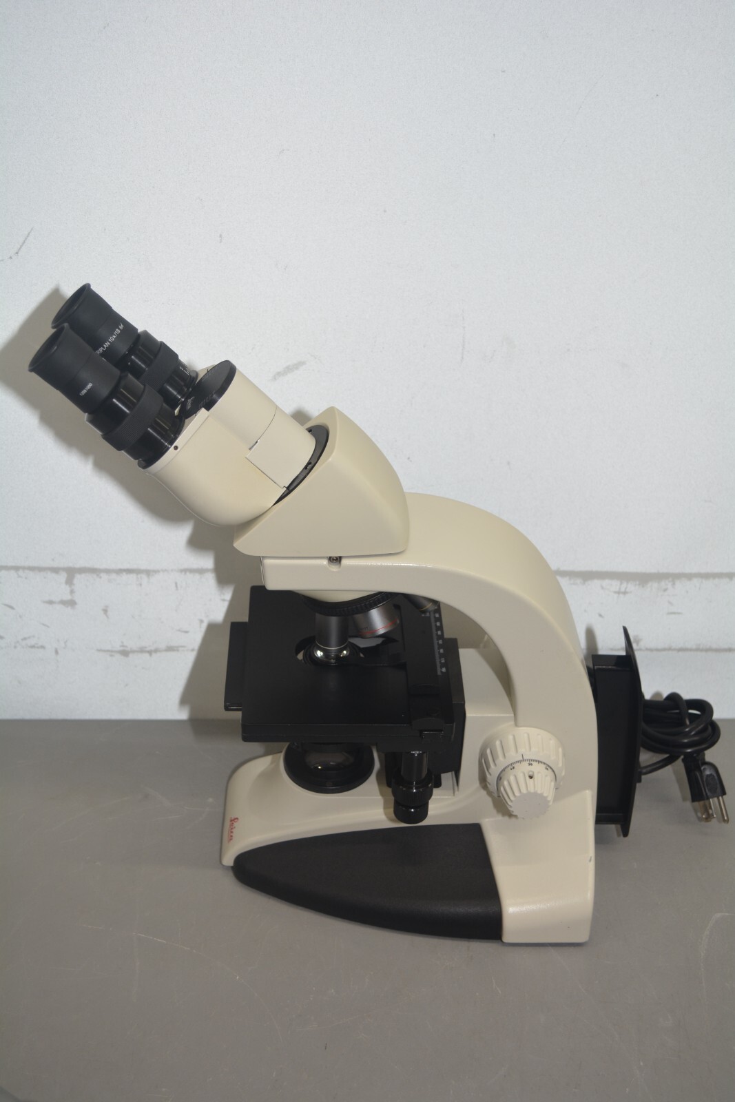 ^ Leica DME Upright Compound Microscope w/ 4x 10x 40x 100x Objectives #X1104