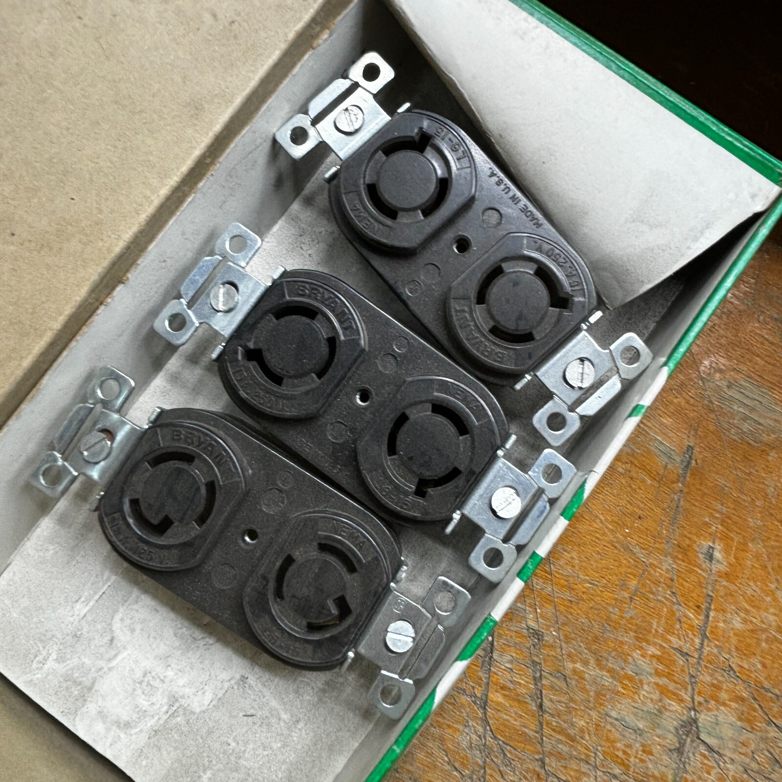 BRYANT 4700 DUPLEX REC. BLACK BACK WIRED 2 POLE 3 WIRE 15A 125V TWIST LOCK ⭐