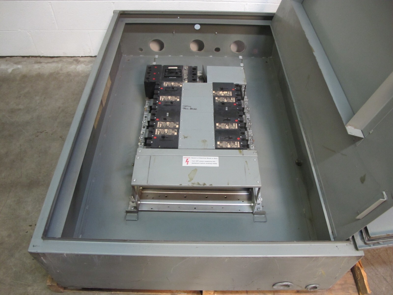 Cutler Hammer MP40 600 Amp Main Lug Breaker Panelboard 600V 3-PH 4W 600A Panel