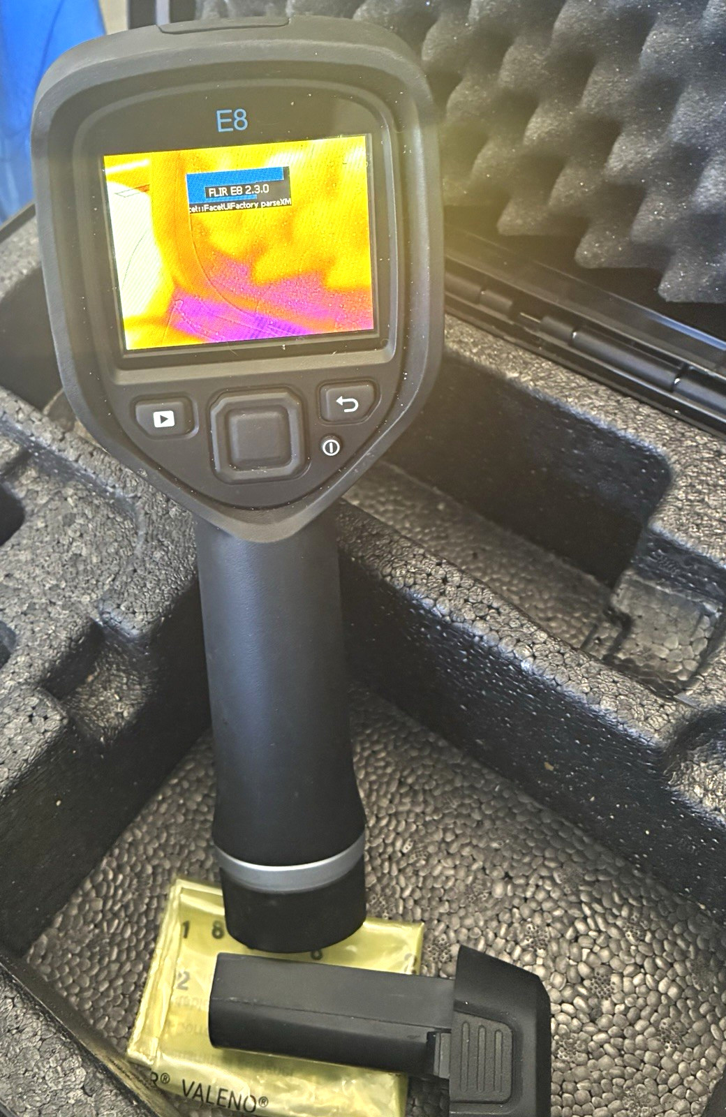 FLIR E8 Handheld Thermal Camera 320×240, -4-482F, 45°x34° w/ Case