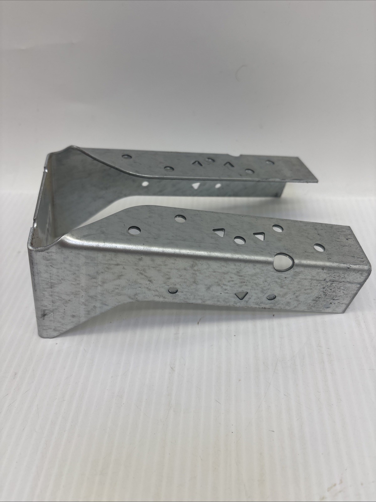 Simpson HUC28-2 Galvanized Face-Mount Concealed-Flange Joist Hanger {41}