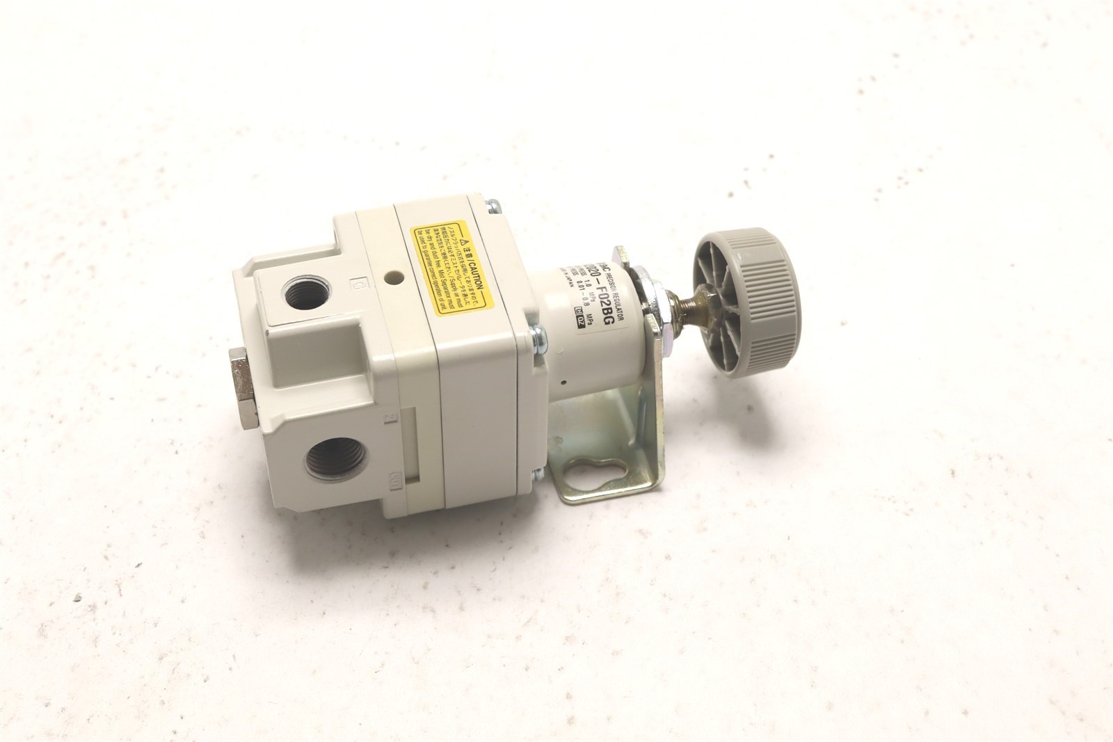SMC PRECISION REGULATOR OUTPUT 0.01-0.8 MPa PORT THREAD TYPE G 1/4″ IR2020-F02BG