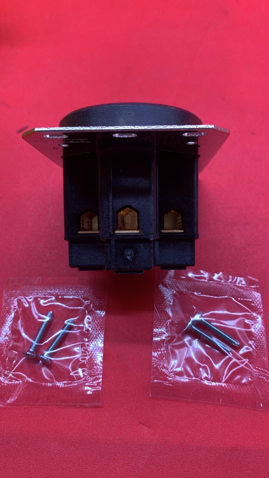 Hubbell 3 Pole 4 Wire Straight Blade Flush – Black (HBL9450A)