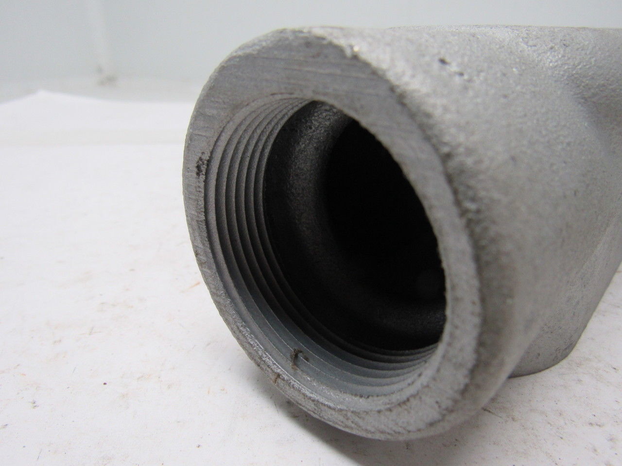 Gedney LR57 x 1-1/2″ NPT Cast Malleable Iron Threaded Conduit Body Lot Of 2