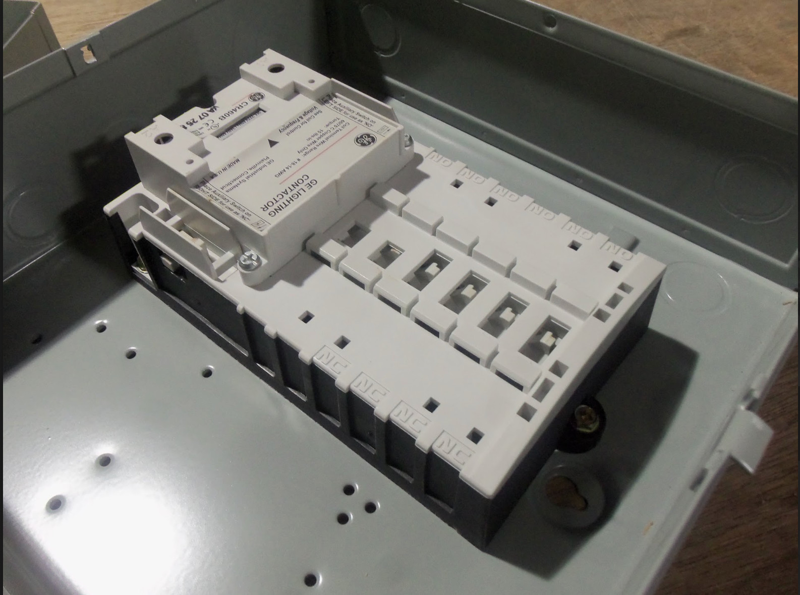 NEW GE Lighting Contactor Electrically Held 30 Amp 277v coil