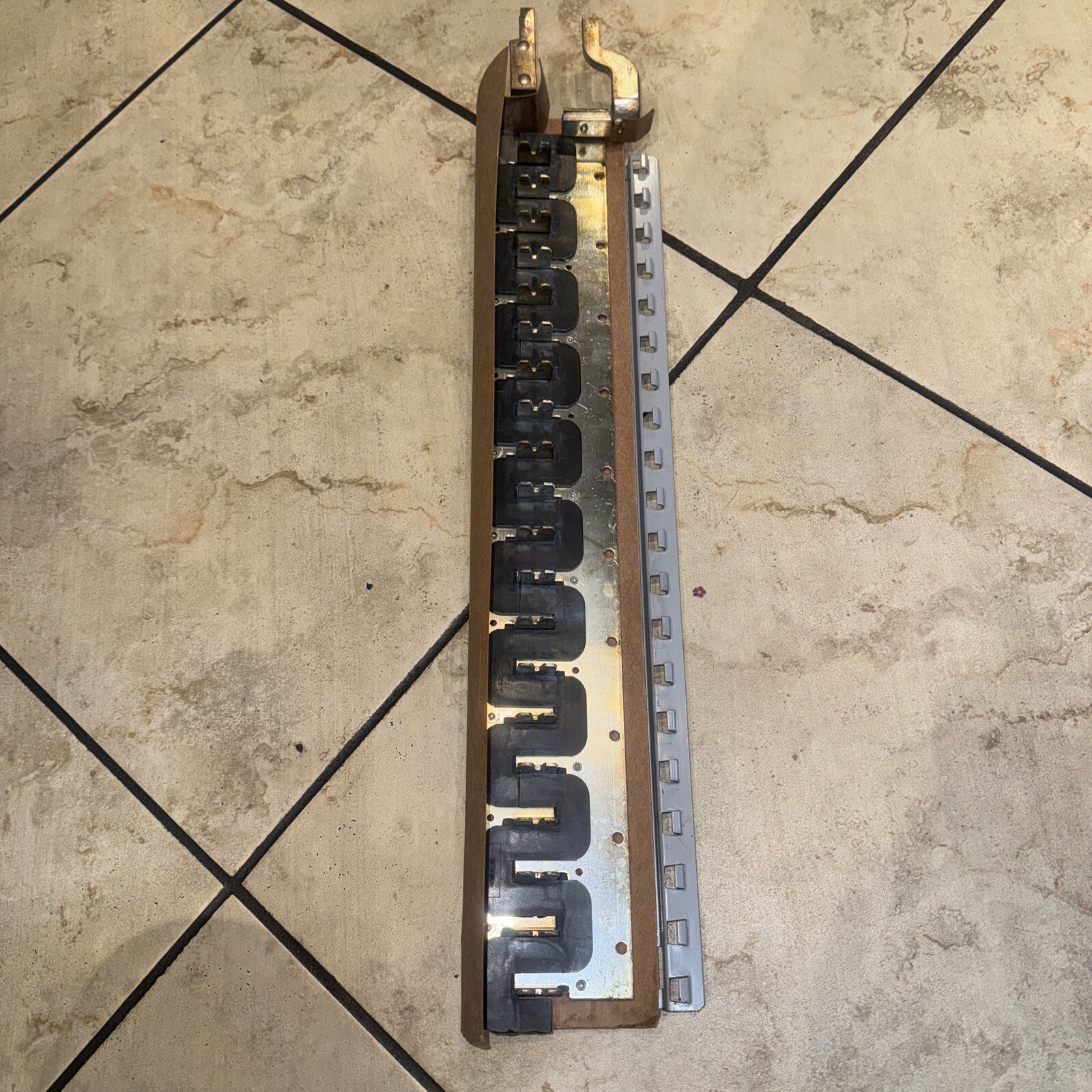 WESTINGHOUSE OR CUTLER HAMMER BUSS BAR 200AMP 120/240V 1PH 20 SPC.