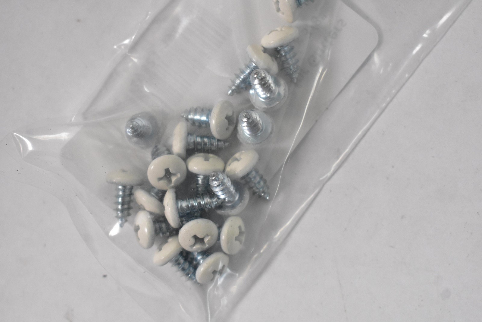 Lot of 400 Amerimax Gutter Screws White #8 x 3/8″ 20/Pack Phillips Pan Head