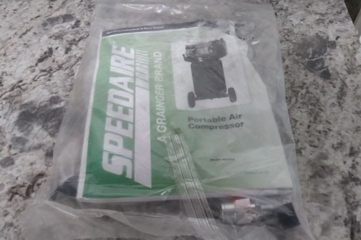 Speedaire 48UY04 2 Output HP 120VAC; 240VAC 30 Gal Tank Portable Air Compressor