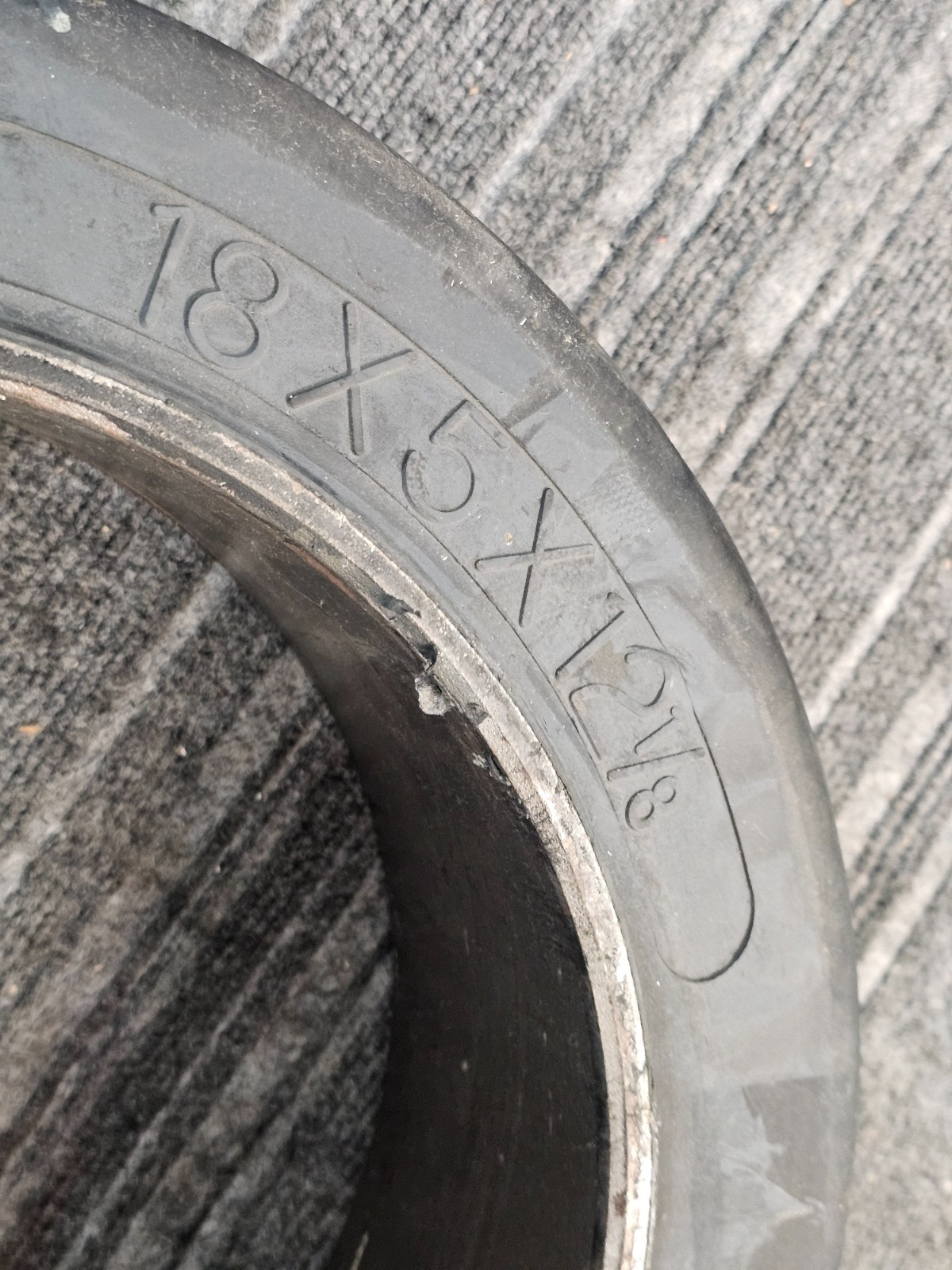 (QTY 1) Mitco Super Solid Smooth Press-On Forklift Tire 18x5x12-1/8, 253212