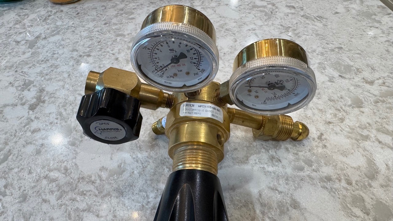 Harris KH1131 High Purity Gas Regulator. Barely used by defense contractor.